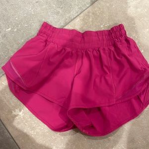 lululemon 2.5 magenta hotty hot shorts size 2